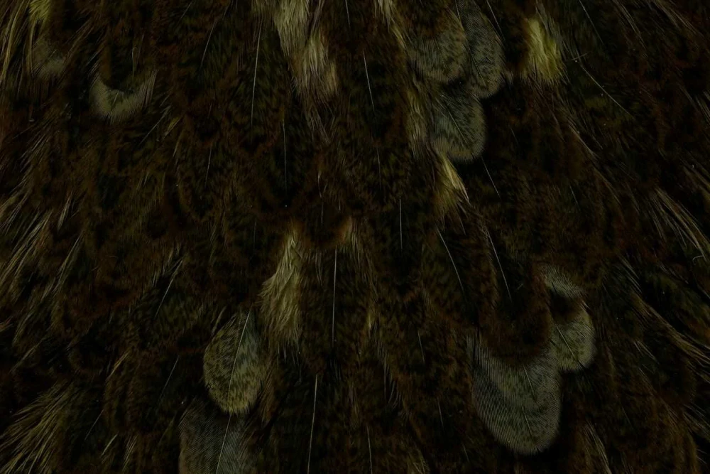 Sedlový skalp slepice Whiting Brahma Hen Saddle Mottled Grey dyed Dark Olive
